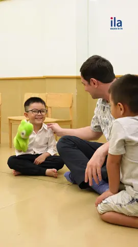Giáo viên ILA luôn có cách để bé mầm non phải nói tiếng Anh. Đó là đặt những câu hỏi từ dễ tới khó, để bé dần làm quen. Ba mẹ đăng ký cho bé học trải nghiệm MIỄN PHÍ ngay nhé!
