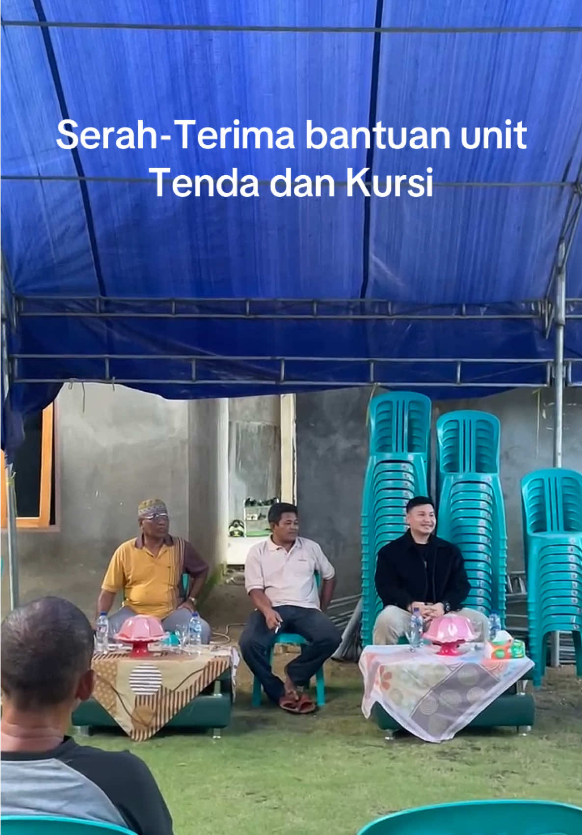 Penyerahan bantuan Pribadi unit tenda dan kursi pada warga dapil #warga62 #kendarisulawesitenggara #kendari 