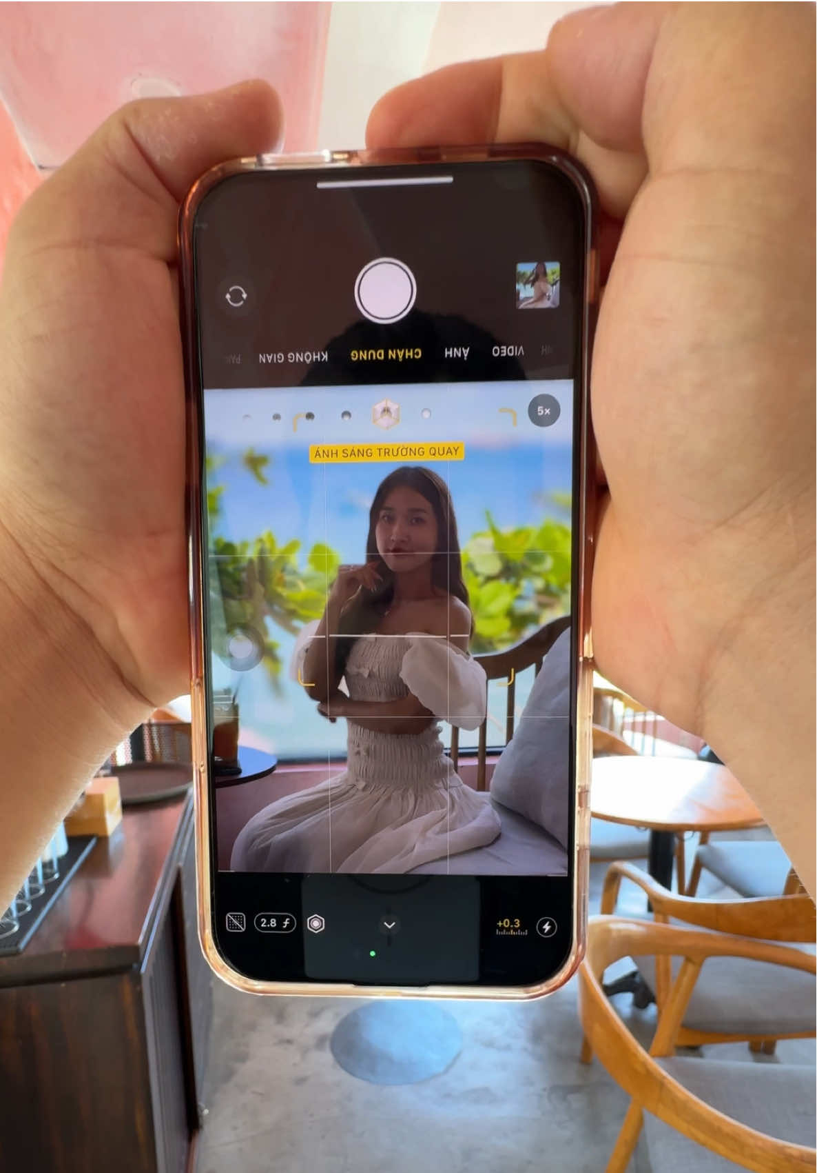 Chụp chân dung trong quán cafe #iphone16promax #16promax #iphone #apple #iphonetricks #shotoniphone #photophone #photoshop #photographer #chandung #portrait #portraitphotography #vungtau #soho 