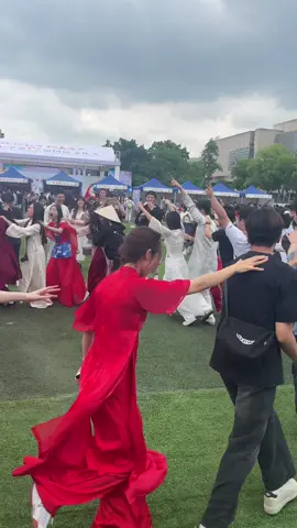 西南大学国际文化节第17届 Du học sinh Việt Nam tại Trùng Khánh đón 30/4 sớm tại lễ hội văn hoá Quốc tế luôn. Nước mình quẩy sung nhất và nhạc hay nhất luôn mng ơi, lát sau các nước khác cũng vào nhảy cùng hehehe 😝  #duhocsinhtrungquoc #giaiphongmiennam 