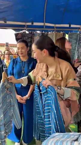 นายกรัฐมนตรีเยี่ยมชมบูธสินค้า OTOP ชิมไวน์หมากเม่า สินค้าเด่นของสกล พร้อมอุดหนุนผลิตภัณฑ์ผ้าของชุมชน #แพทองธารชินวัตร #พรรคเพื่อไทย #ธีรรัตน์สําเร็จวาณิชย์ #สกลนคร 