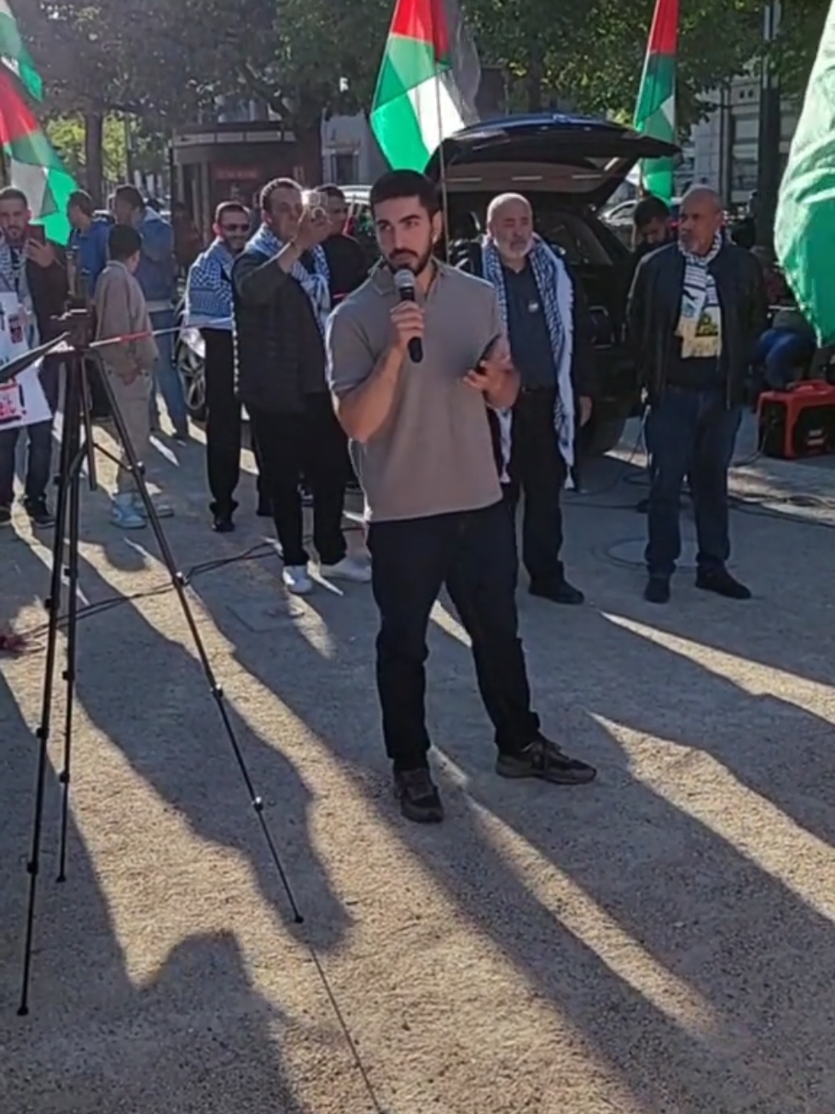 Imran von @mera25.berlin am 25. April 2025 vor der amerikanischen Botschaft in Berlin. Palästina hat uns gefragt: Wer sind wir? Was sind unsere Werte? Wir antworten: Nie wieder gilt für alle! Stoppt die Waffenlieferungen und jegliche Form der Unterstützung des Genozids in Berlin und Washington! #Israel #Deutschland #USA #Gaza #freePalestine 