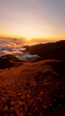 Golden hues. Serene silence. A moment suspended in time. ✨🌄 Watching the sun set from the summit of Mount Rinjani is more than just a view, it’s a soul, soothing experience, where nature paints its finest masterpiece. As the sun slowly dips behind the horizon, the world feels quieter, your heart lighter. This is luxury redefined not in grandeur, but in the rarity of stillness, beauty, and clarity. 📍Mount Rinjani, Lombok 🎥 by IG @vidaderogi #WonderfulIndonesia #MountRinjani #SunsetAboveTheClouds #LuxuryInNature #LombokIsland 