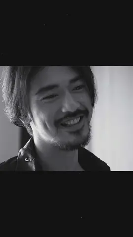 Anh cười để che giấu đi nỗi buồn thôi...  Chứ cuộc đời anh có cái gì vui đâu...