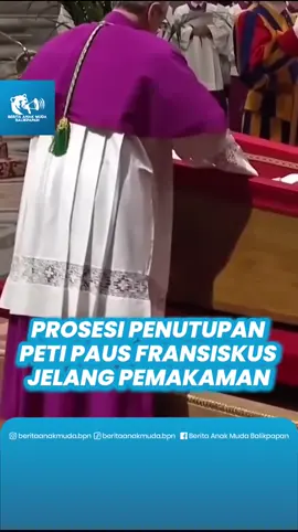 Dalam suasana khidmat, peti jenazah Paus Fransiskus resmi disegel dalam sebuah upacara liturgi di Basilika Santo Petrus pada Jumat malam (25/4/2025) pukul 20.00 waktu Vatikan. Penyegelan ini menjadi bagian dari prosesi akhir sebelum Paus Fransiskus dimakamkan. Prosesi pemakaman dijadwalkan berlangsung pada Sabtu (26/4/2025) di Basilika Santa Maria Maggiore, Roma, mulai pukul 10.00 pagi waktu setempat atau 15.00 WIB. Upacara ini juga menandai berakhirnya masa penghormatan publik di Basilika Santo Petrus, di mana puluhan ribu umat Katolik dari berbagai belahan dunia telah datang untuk memberikan penghormatan terakhir kepada pemimpin tertinggi mereka. #PausFransiskus #VaticanNews #PemakamanPaus #BasilikaSantoPetrus #SantaMariaMaggiore #DukaGerejaKatolik #PausFransiskusSelamanya #DoaUntukPaus