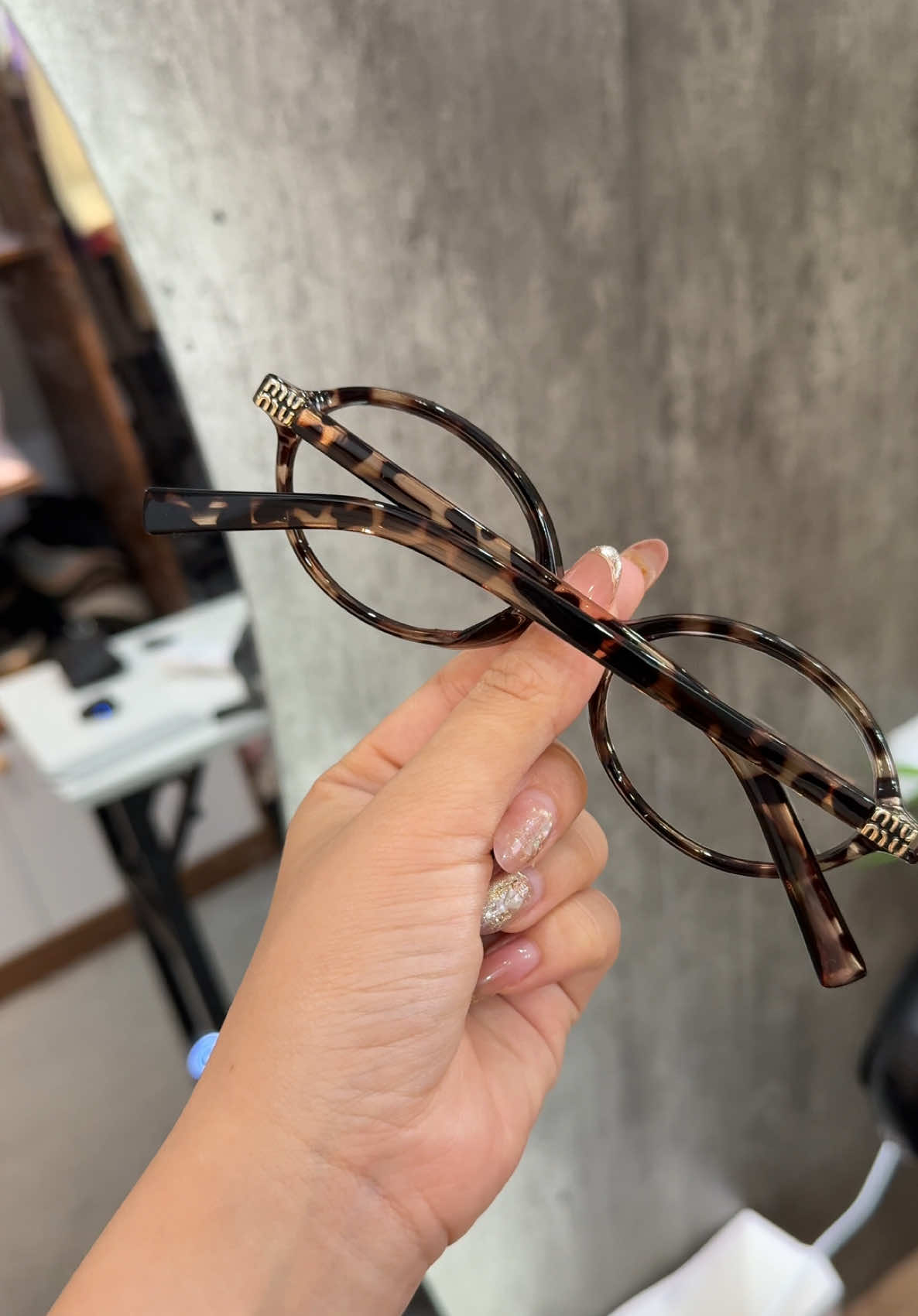 Kính oval được rất nhiều chị đẹp ưa chuộng 
