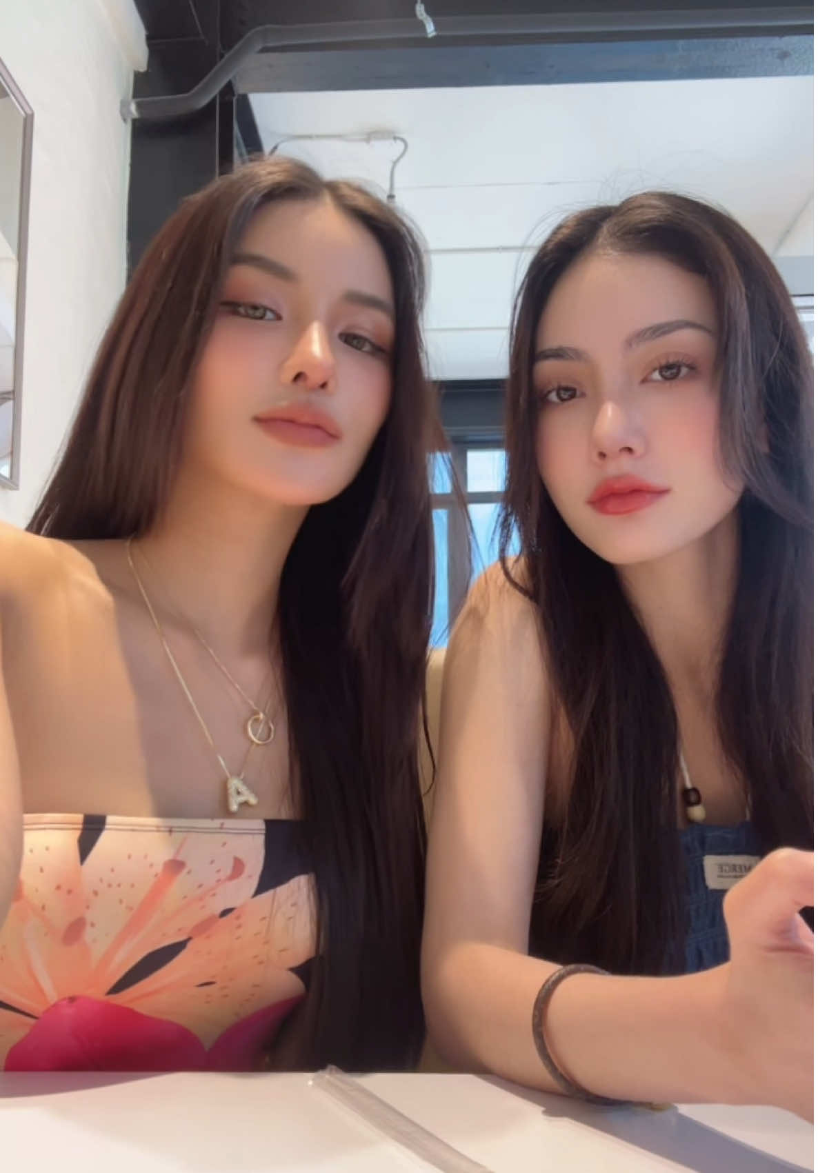เพื่อนผมนะชื่อชาลี @meenaxrina 