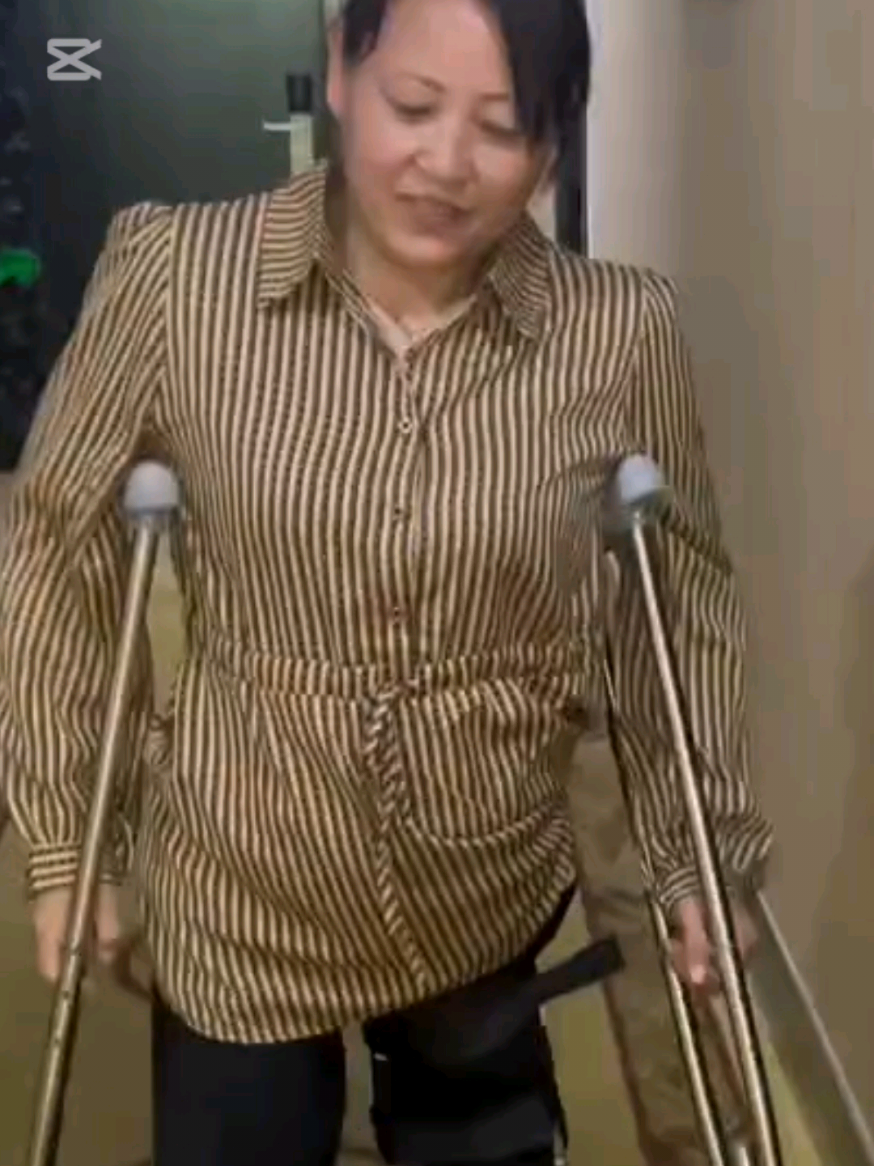 Polio woman Beatifull crutcher #polio #whellchair #legbraces #paraplegic #crutches #disabledtiktok #foryou #beauty #womanpolio2004 