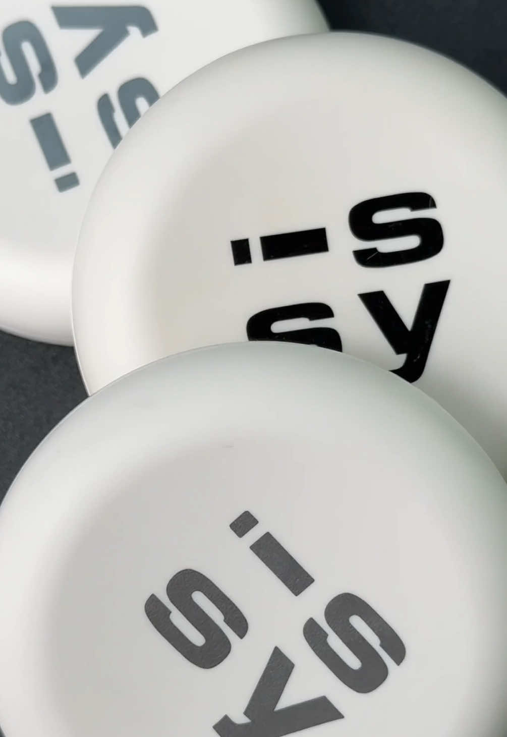 𝗠𝗮𝗸𝗲𝘂𝗽 𝗙𝗶𝘅𝗶𝗻𝗴 𝗣𝗼𝘄𝗱𝗲𝗿 — perfect for that instant refresh ☁️ 》Pressed. Lightweight. Invisible. 》Sweeps away shine, no white cast. 》One universal shade. #issy #issymakeup #makeupfixingpowder #powderfinish #fixingpowder #settingpowder #makeup 
