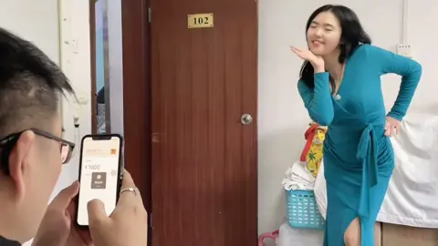 7320462873979931945假装帮女儿拍照，疯狂转走她大量现金，一顿操作媳妇全程憋笑