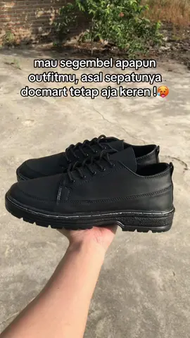 cowok pakai sepatu docmart emang lebih menarik, kelihatan macho dan keren ga ada obat #docmartens #docmart #sepatudocmart #sepatuboots #sepatupria 
