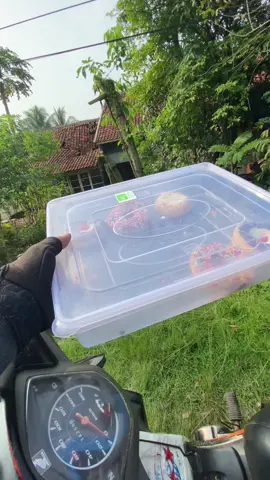 Sebenernya aku tu ngasih donat malu, cuman ngasih donat aja di vidio,, tapi ya ini lah sebisaku membuat contoh kebaikan, mau ngasih rumah atau uang banyak la saya juga masih kuli#pejuangrupiah #berbagiituindah #fyp #mangdonat 