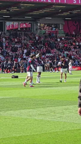 The losers of this game of keepy uppy get punished by the group - Poor Mason Mount and Harry Amass 🤣 #mufc #manchesterunited #boumun #masonmount #harryamass #chidoobimartin #eriksen #lindelof 