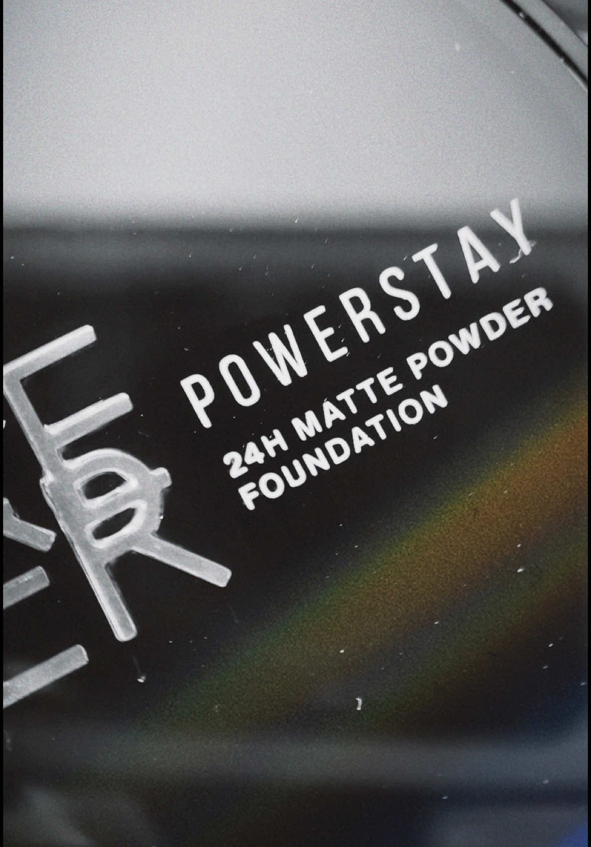 Kemana aja sih , kok baru kepikiran metode inih ????? Ternyata contour & highlight pake powder foundation yang se bombastis ini , bikin makeup kita lebih bulletproof !!  Cobain @makeoverid POWERSTAY 24H MATTE POWDER FOUNDATION.. 🕶️ Must have shade Highlight N00 - Porcelain Contour C62 - Rich Cocoa -XoXo- @makeoverid 