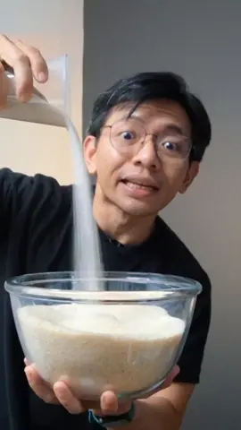 Proses Tubuh Saat Cut Gula dalam 3 Minggu Minggu 1: Detoksifikasi Glukosa dan Adaptasi Awal Mekanisme Tubuh: Penurunan Lonjakan Glukosa Darah: Tanpa gula tambahan, tubuh tidak lagi mengalami spike glukosa pasca-makan. Penurunan Sekresi Insulin Awal: Karena tidak ada kebutuhan mendesak untuk merespons gula darah tinggi, sekresi insulin berkurang rata-rata 20–30% dalam 7 hari pertama ([PMID: 38176960]). Aktivasi Lipolisis Awal: Dengan insulin lebih rendah, tubuh mulai perlahan membuka akses ke pembakaran lemak (lipolisis). Yang Dirasakan Tubuh: Gejala Withdrawal: Seperti lelah, sakit kepala, mood swing, craving makanan manis ([PMID: 38201905]). Fluktuasi Energi: Kadang merasa ngantuk atau kelelahan karena otak mulai adaptasi ke energi non-glukosa (fatty acids dan keton ringan). Minggu 2: Adaptasi Metabolik dan Perbaikan Resistensi Insulin Mekanisme Tubuh: Penurunan Resistensi Insulin: Sel tubuh mulai meningkatkan ekspresi reseptor insulin, meningkatkan sensitivitas insulin hingga 10–15% dibanding baseline ([PMID: 38176960]). Perbaikan Transport Glukosa (GLUT4): Transporter glukosa (GLUT4) di otot dan jaringan lemak bekerja lebih efisien tanpa overload gula. Peningkatan Pemakaian Lemak Sebagai Energi: Dengan insulin rendah, tubuh beralih ke oksidasi lemak (burn fat) sebagai sumber energi utama. Yang Dirasakan Tubuh: Penurunan Nafsu Makan: Karena fluktuasi insulin lebih stabil, ghrelin (hormon lapar) menurun. Peningkatan Energi Stabil: Penurunan Craving Gula: Otak mulai adaptasi sehingga craving gula dan makanan cepat saji berkurang drastis. Minggu 3: Reset Metabolik dan Stabilitas Homeostasis Energi Mekanisme Tubuh: Stabilisasi Kadar Insulin: Kadar insulin puasa turun signifikan 15–30% dari baseline, tergantung berat awal konsumsi gula ([PMID: 39105564]). Penurunan Inflamasi Subklinis: Markers inflamasi (CRP, IL-6) mulai turun karena tidak ada lagi stres glisemik gula tinggi Perbaikan Profil Lipid: Trigliserida darah turun, HDL cenderung naik, LDL bisa sedikit turun atau stabil Yang dirasakan Mental clarity Peningkatan kualitas tidur Penurunan Berat Badan #gula  #diet #insulin 
