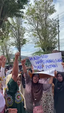 Solidaritas aksi kawal putusan bebas 3 Petani Ijen Bondowoso dan pernyataan Tim Penasihat Hukum dalam agenda sidang hari ini. Terus kawal perjuangan para petani yang memperjuangkan tanahnya dan stop kriminalisasi terhadap petani. #BebaskanTrioBondowoso #TanahUntukRakyat #StopKriminalisasiPetani #IjenBerdaulat
