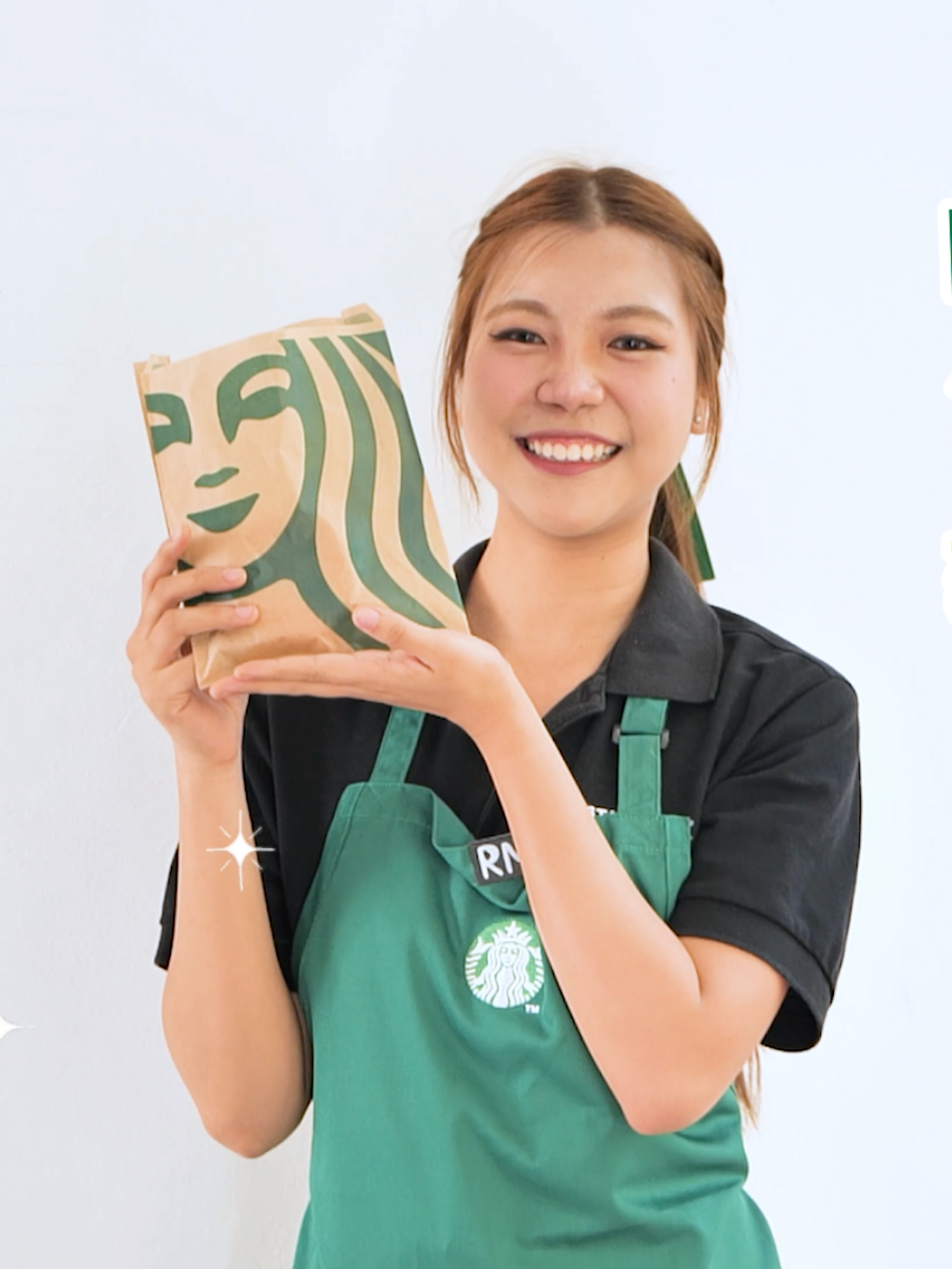 สตาร์บัคส์ ประเทศไทย สานต่อโครงการ Starbucks FoodShare ผ่านมูลนิธิสโกลารส์ ออฟ ซัสทีแนนซ์ (Scholars of Sustenance – SOS)  ต่อเนื่องเป็นปีที่ 3 เพื่อส่งต่อความสุขให้ชุมชนอย่างยั่งยืน  💚แบ่งปันอาหารที่ไม่ได้จำหน่ายในร้านให้ชุมชน 💚โครงการครัวรักษ์อาหาร (SOS Rescue Kitchen) รวมพลังพาร์ทเนอร์อาสาสมัครปรุงอาหารส่วนเกินเป็นมื้อใหม่ที่มีคุณค่าทางโภชนาการ และปีนี้ เราได้สนับสนุนรถขนส่งอาหารแบบแช่เย็น 1 คัน เพื่อช่วยกระจายมื้ออร่อยสู่ชุมชนได้อย่างทั่วถึง และสร้างความสุขอย่างต่อเนื่องแบบนี้ต่อไป #StarbucksTH #Starbucks #StarbucksThailand