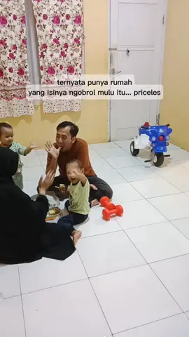 dari hal berat, receh bahkan absurd 😅 Tapi anehnya, dari ngobrol-ngobrol beginilah kita malah makin deket. Nggak ada yang terlalu sepele buat dibahas, Nggak ada yang terlalu berat buat ditertawakan bareng. menurutku, ngobrol itu bukan sekadar tukar kata... tapi tukar tawa, tukar perhatian, tukar rasa. dan yang gak kalah penting, jangan ada debat sebelum pada kenyang. Itu bahaya 🤣 #TeamNgobrol #RumahTanggaLucu #CeritaSuami 