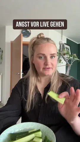 Soll ich mal live gehen? Wenn ja wann? Und vorher ankündigen??😂 #live#tiktoktlive#baby#kind#mama#papa#eltern#werden#alltag#realität#reality#mamaalltag#motherhood#momlife#boymom#leben