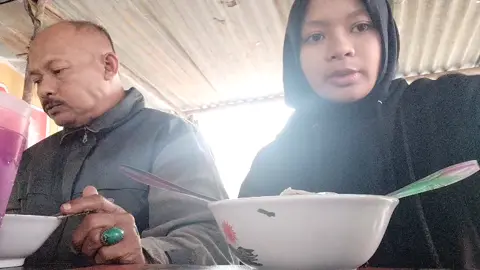 di tahun 2023, papa masih minta di temani buat makan bakso sama ku, sehat terus papa, biar kita bisa makan enak lagi Aamiiin #fyp #papa #anakpapa 