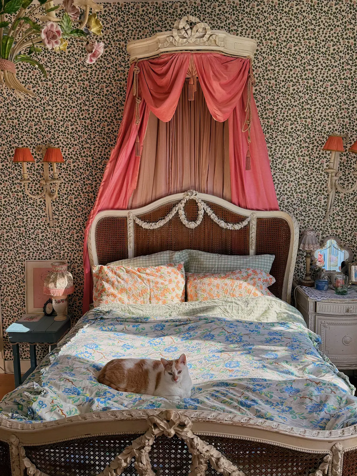 soft mornings in my bedroom with @pigletinbed ☁️ #aesthetic #cottagecore #cozyhome #cozyathome #eclecticdecor #frenchstyle #vintage #bedroom #bedroomdesign #bedroominspo #slaapkamer 