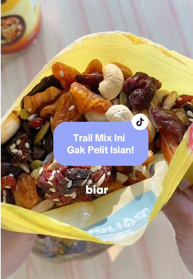 Trail mix seenak ini, isinya numpuk sampe tumpah-tumpah!😱 Enak, sehat, cocok buat ngemil kapan aja😗 Langsung cek keranjang kuning sebelum kehabisan!🤫 #trailmix #trailmixcomplete #trailmixsnack #cemilansehat #cemilanviral #cemilansimple #makanansehat #healthysnacks  #alkahfistr 