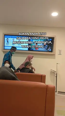 Real bgttt REALLLLL🥀 Kenapa aku bisa bilang ini real because semasa ayah aku sakit sampai berpulang, ibu yg selalu Nemani ayah bolak balek RS kasih semangat ayah, kami sebagai anak, dan sodara2 ayah juga ikut merawat ayah tapi kalian pasti tau cara seorang istri merawat suami pasti berbeda dengan anaknya, walaupun semasa sehat ntah berapa banyak kata maaf dan badai yg mereka lewati di hiruk pikuk rumah tangga tapi ibu tidak pernah marah ataupun berniat untuk meninggalkan ayah and ya sampai sekrang sudah mau 4 tahun ayah berpulang ibu masih tetap sendiri dan tidak mau untuk membangun rumah tangga baru lagi setelah kepergian ayah, ibu bilang 