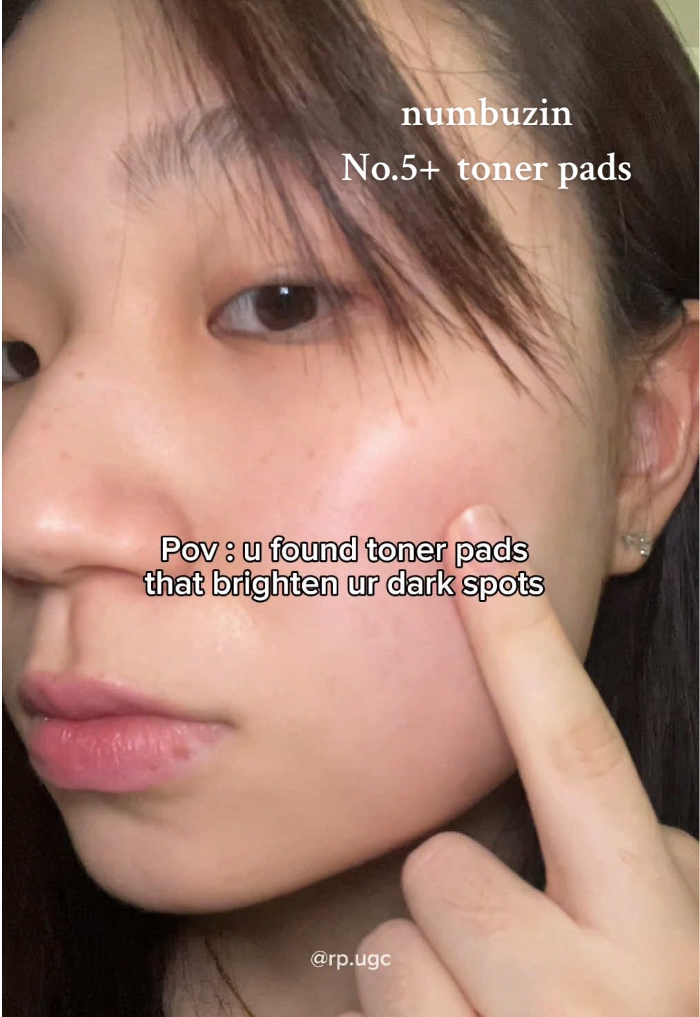 It’s my first time trying out numbuzin products and I’m actually really liking it !!  The No.5+ glutathione line, consist of the No.5 serum and No.5+ toner pads, really helps with my dark spots :)  Most importantly, it doesn’t irritate my skin & can be used during the morning and night :) Definitely give this combo a try !! You might love it !!💗  @numbuzin Malaysia #numbuzinmy #stylekoreanmy  #creatorsearchinsights #skintok #skincare #kbeauty 
