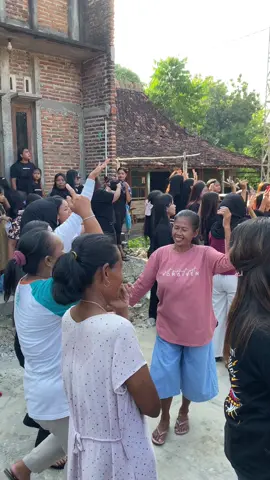 Apapunn kondisinya tetep Ojingg tugeder ,ayo makk ayoo😂🤣💃🏼💃🏼💃🏼 #fyppppppppppppppppppppppp #fyp#fyp#ojingjepara #ojing #ojingpati #sukolilo #sukolilopati #mosakmasek #ojingtogether #jembangansukolilo #mhmusic #dinanesia #ojingeveryday #satisfying #masukberanda #fyppp #harusfyp #patikidul #orkespati #orkesjepara 
