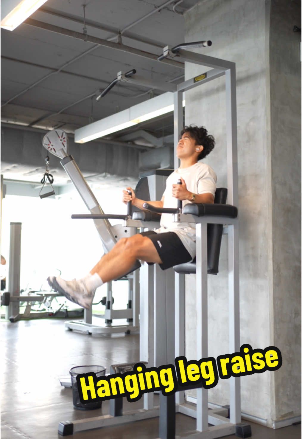 I think most people perform the hanging leg raise incorrectly. Ideally, you should aim to curve your lower spine rather than simply raise your legs. Thus, the most intuitive cue to get the abs more involved (as opposed to your hip flexors) is to focus on tucking in your knees to your chest so that your glutes end up facing forward. #fyp #Fitness #gym #bodybuilding 