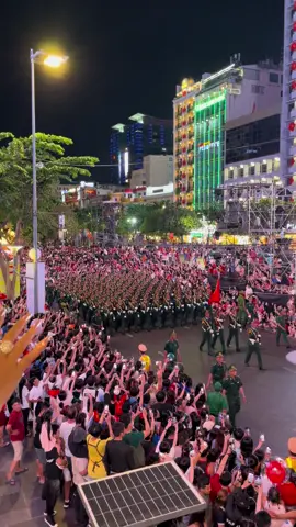 “Đi trong vòng tay của nhân dân” 😊😊 - Đi trước là khối Sĩ quan Biên phòng, còn đi ngay sau là khối đại đoàn kết toàn dân ạ…. #bodoivietnam #a50  #bodoibienphong 