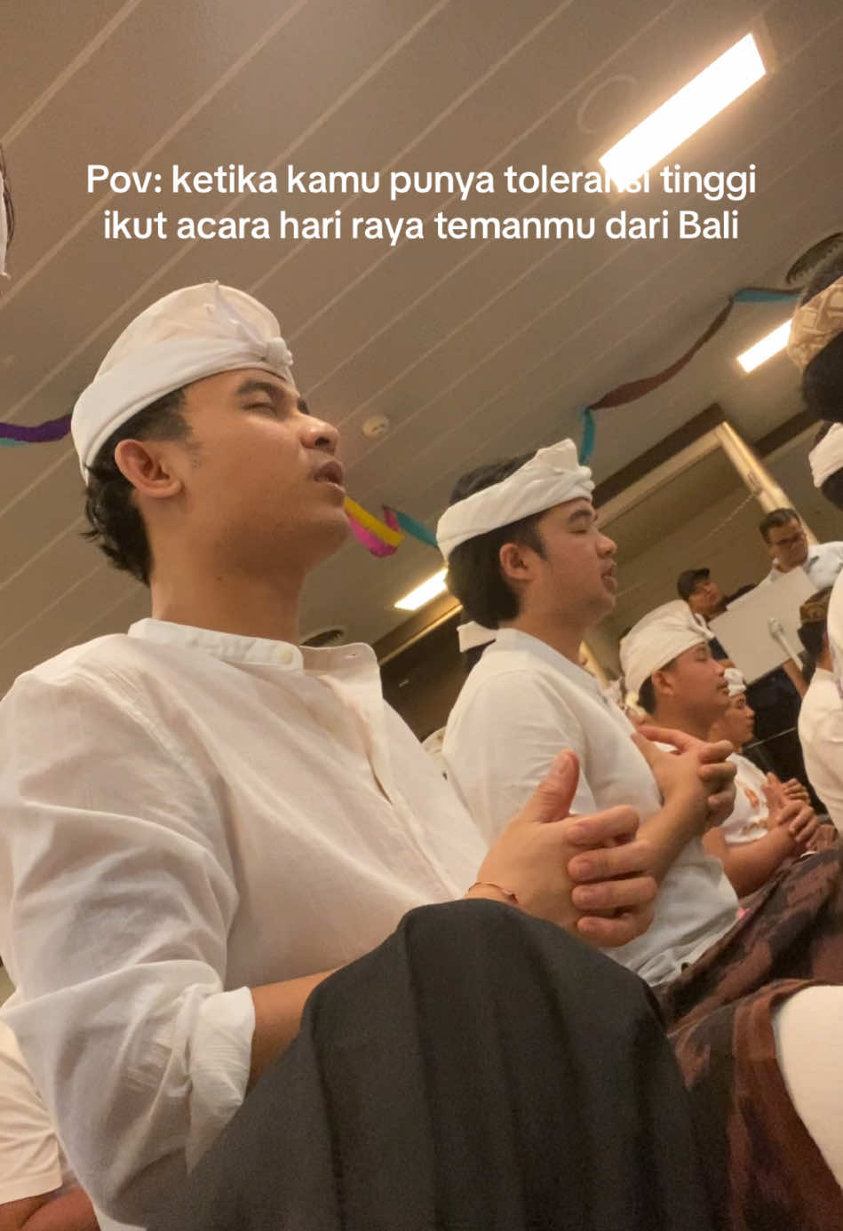 Disclaimer aku muslim guys, aku emang orangnya suka banget sama budaya dari bali yang toleransinya tinggi dan kompak banget orang orangnya dalam memperkenalkan budaya mereka, jadi emang banyak banget temanku dari bali disini yang sangat toleransi juga kepadaku Rahayu Sameton🙌🏻🫶🏻. #fyp #tiktok #bali #toleransi #toleransiberagama 
