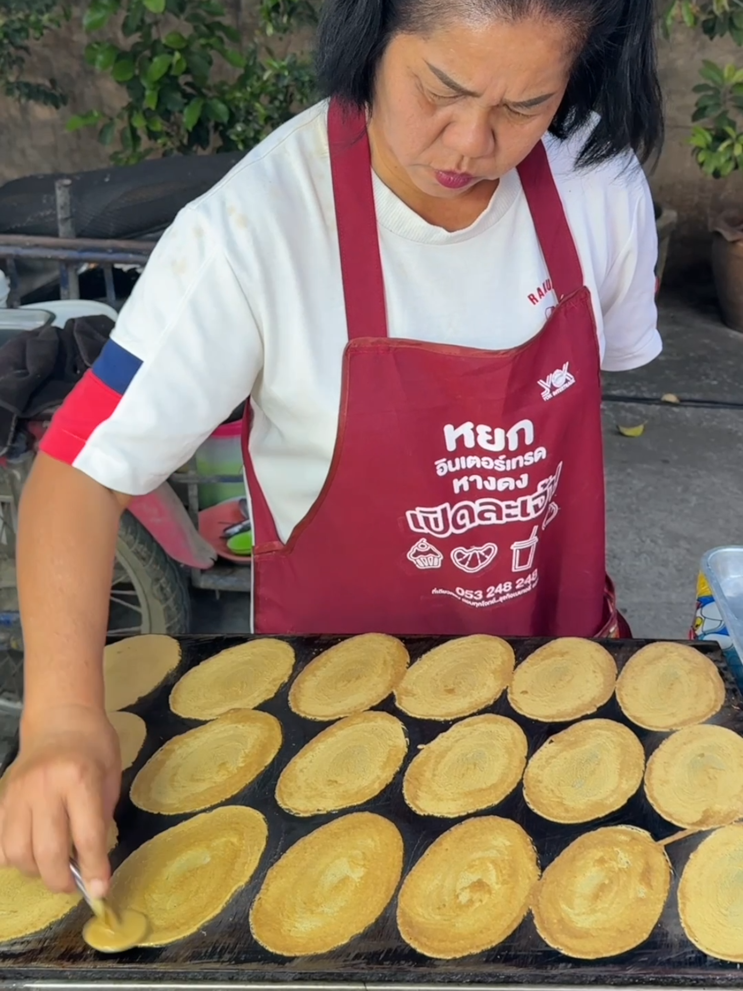 Must-Try Crispy Thai Mini Crepes! 📍Chiang Mai Sunday Night Market https://maps.app.goo.gl/Wjqx6N8z7tZzQ4Uu5 ⏰ 5pm open #crepes #dessert