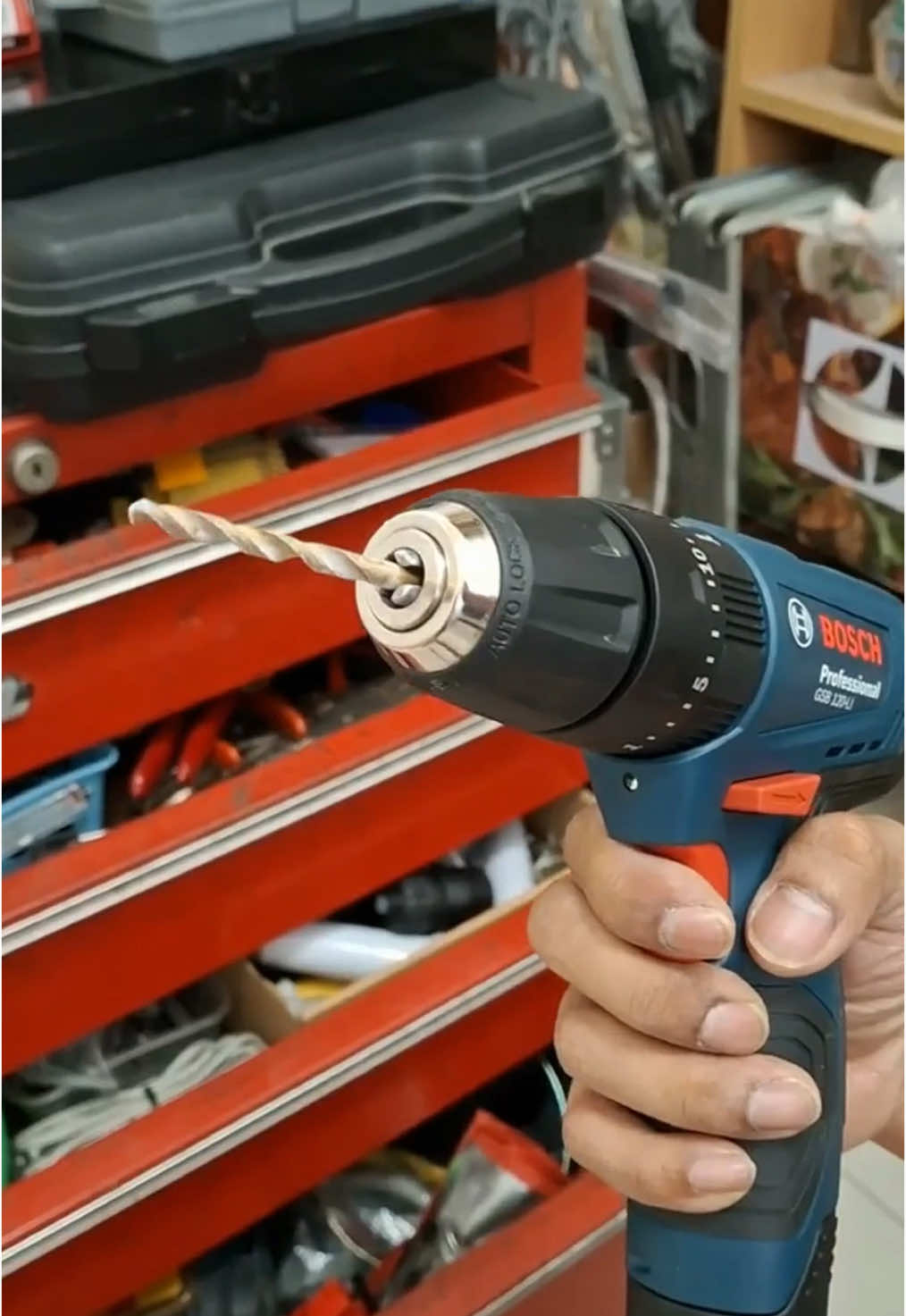 BOSCH GSB 120-Li - Mesin Bor Baterai Tanpa Kabel yang sangat ideal untuk tembok, kayu dan logam. Cocok untuk berbagai macam aplikasi! 