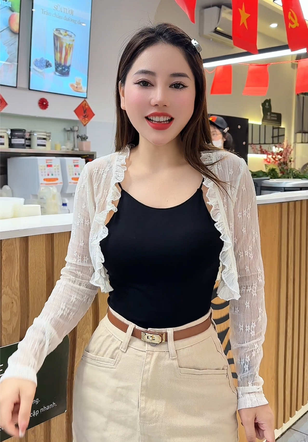 Áo khoác cardigan ren mỏng viền bèo xinh và tiện lắm nha mấy bà ơi. Mặc cả 4 mùa luôn mà giá chỉ có 79k. Săn ngay kẻo hết km nha #tuyenmet54 #macdepmoingay #thoitrangnu #cardigan #aokhoaccardigan #aocardigan #aorenmong #aokhoaccrotop #aocroptop #aohottrend #aoxinh 