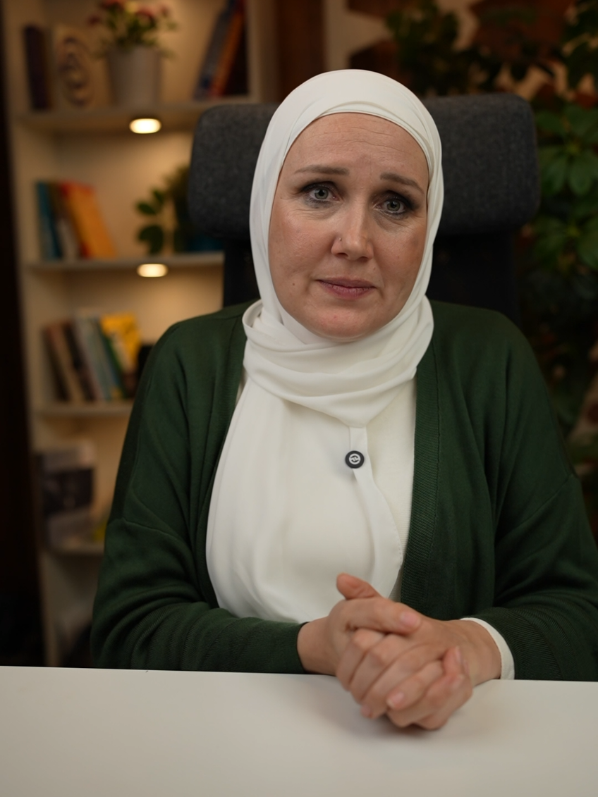 المراهقة مرهقة وكل سلوك بيحتاج تصرف واعي مننا عشان كده بنتعامل في سلسلة دورات المراهقة مع د.نهى أبو ستة مع كل تحدي بيمروا بيه ... باقي ساعات على نهاية خصم الحجز المبكر فلو بتواجه تحديات مع الأجهزة والشاشات والمذاكرة تواصل مع فريقنا عشان تعرف كل التفاصيل اللي تساعدك تتواصل مع بنتك أو ابنك يشكل فعال ومؤثر.