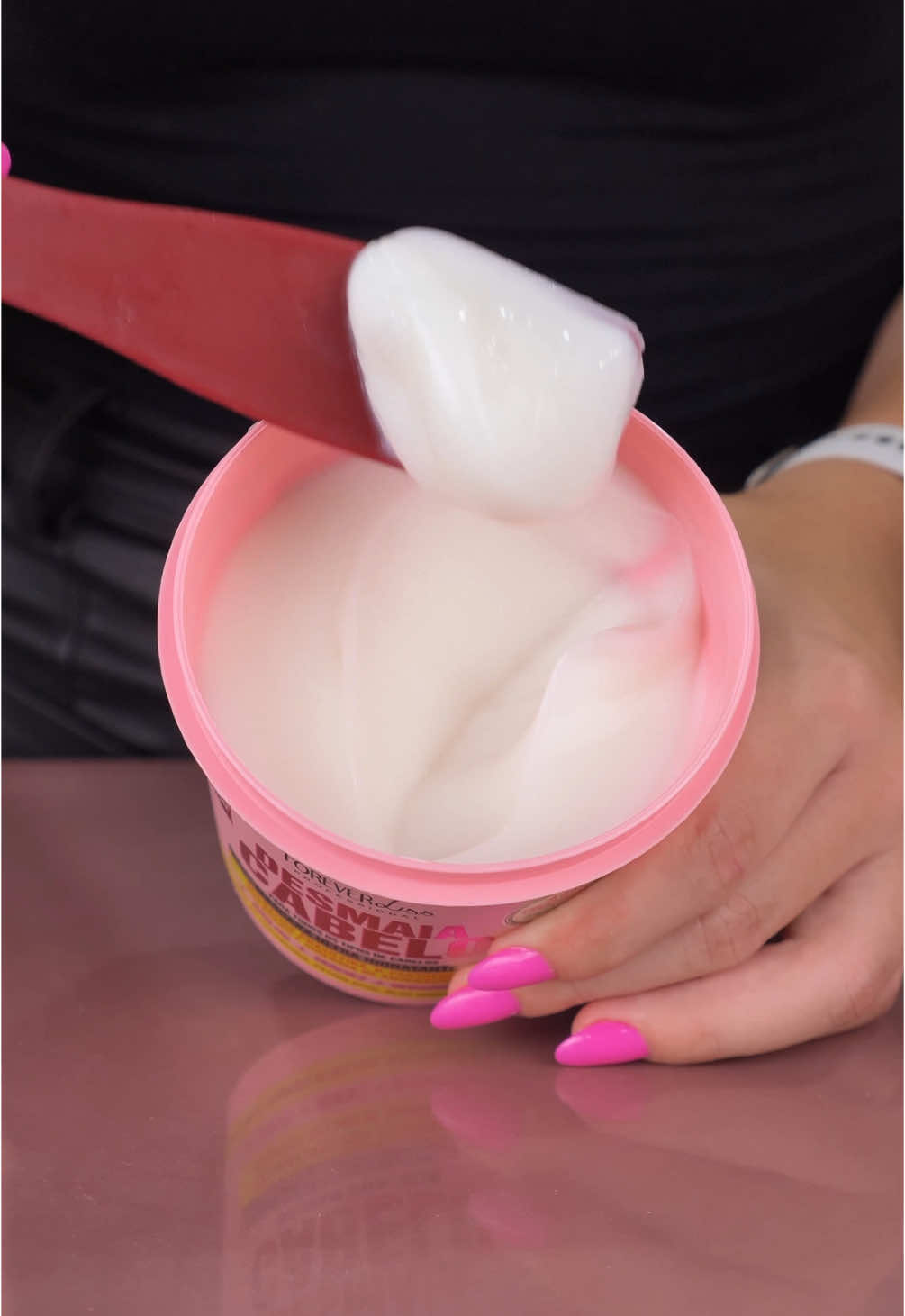 Quem aí também é apaixonado por esse tipo de conteúdo? 🤏🏼 #asmr da nossa linha carro-chefe, Desmaia Cabelo 💖 Essa linha, além de reduzir o volume e o frizz dos cabelos, proporciona um brilho tridimensional, maciez e muita sedosidade. #cabelos #desmaiafios #desmaiacabelo #asmrvideo 