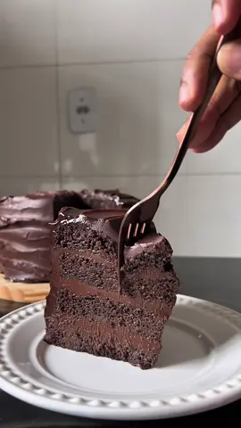 BOLO DA MATILDA 🤩🥰❤️🍫 Ingredientes em xícaras  5 ovos 3 xícaras de açúcar 3 xícaras de farinha de trigo 1 xícara de cacau em pó 1 colher de sopa de bicarbonato de sódio 1 colher de sobremesa de fermento em po 1 e 1/2 xícara de leite 2 colheres de sopa de vinagre de álcool 1 e 1/2 xícara de água morna 1/2 xícara de óleo Ingredientes em gramas 👇🏾 •	Ovos: 250 g 	•	Açúcar: 600 g 	•	Farinha de trigo: 360 g 	•	Cacau em pó: 80 g 	•	Bicarbonato de sódio: 14 g 	•	Fermento em pó: 6 g 	•	Leite: 360 g 	•	Vinagre de álcool: 30 g 	•	Água morna: 360 g 	•	Óleo: 100 g #matilda #chocolate #bolo #recheios #massa #brigadeiro #ganache #receita #cozinha #bolos #cacaushow #chocolote