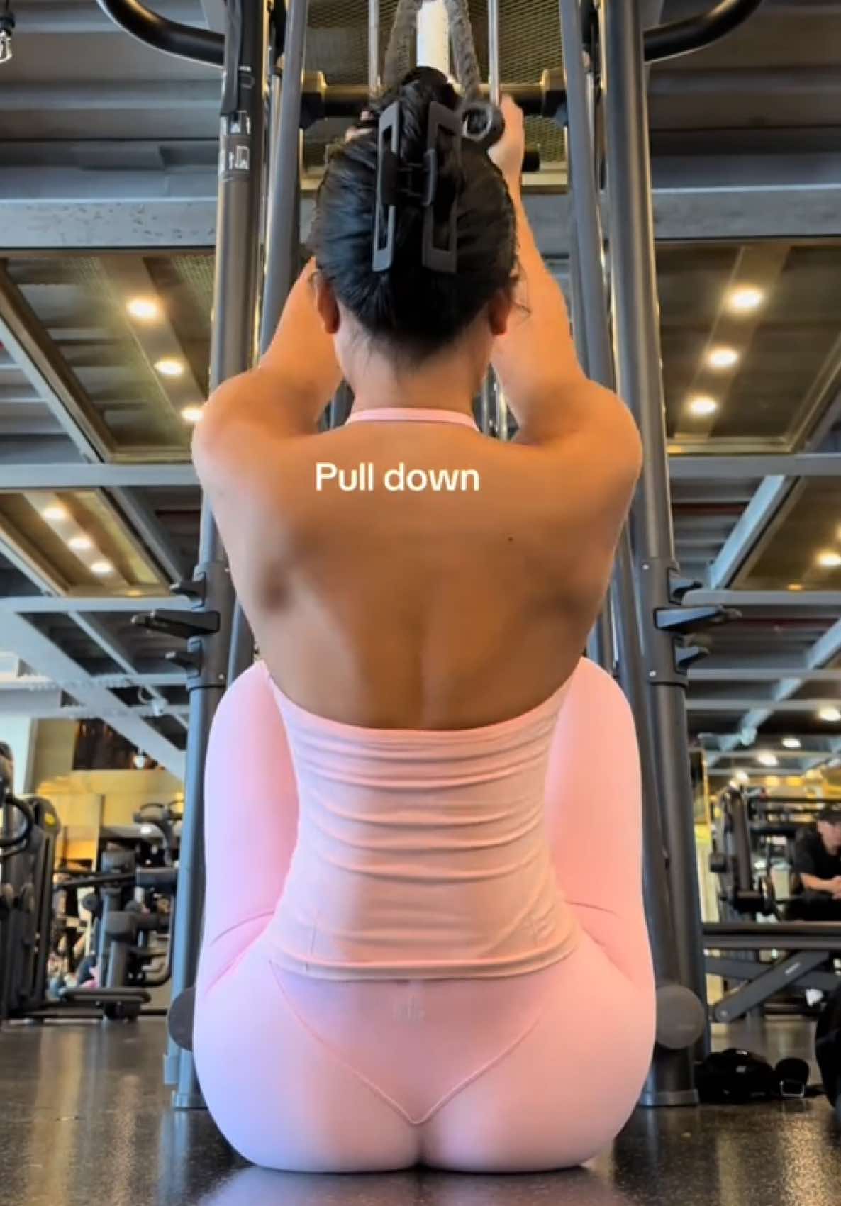 I do back workout 2 times in a week! @DFYNE #pearlfit #gymgirl #backworkout 