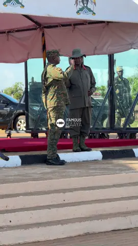 An exceptionally rare video clip featuring Chief of Defence Forces General Muhoozi Kainerugaba attentively listening to Commander in Chief General Yoweri Kaguta Museveni during the graduation ceremony at Kaweweta Basic Military Training School. #muhoozikainerugaba #museveni #updf #sfc #fyp 