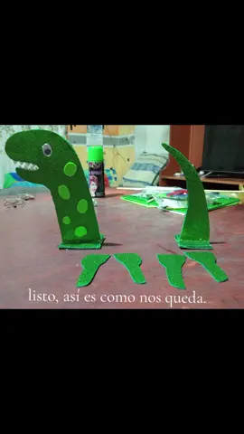 a mí pequeño le tocó dia de peinado loco, y su mamá se puso manos a la obra.  😅 no soy experta en manualidades pero no quedó tan mal. 😅 #manualidades #pasoapaso #manosalaobra   #semanadeldiadelniño #peinadoloco #peinadoslocos #dinosaurios #🦕 