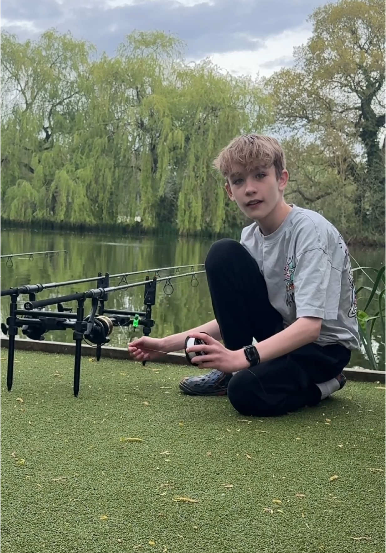 Kid plays genius fishing prank on his Dad 🤣
