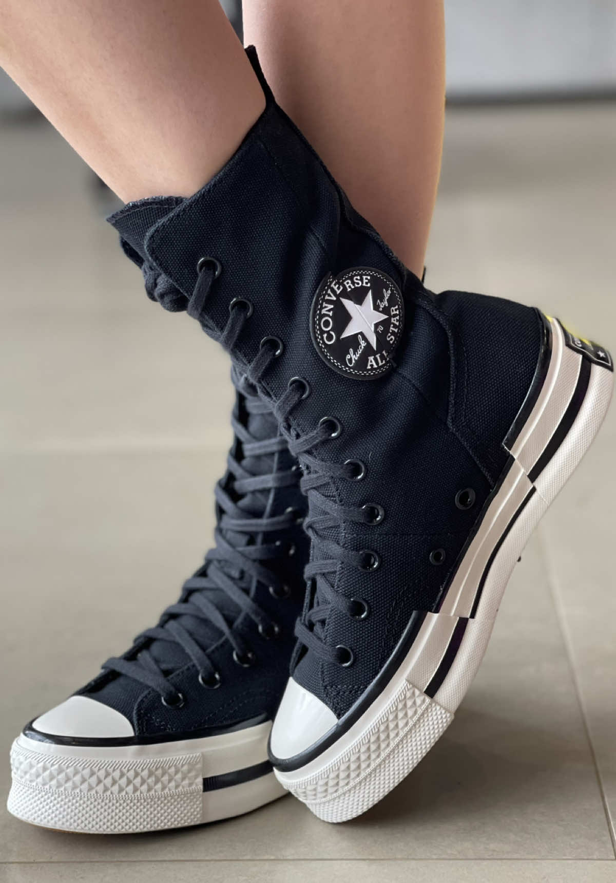 O converse Chuck 70 Plus X-Hi é a escolha perfeita para quem busca um visual descolado, inspirado na vibe do Jazz, trazendo cortes e linhas diferente que dão um ar criativo e cheio de personalidade. Eai, usaria esse tênis? 🖤✨ Disponível no nosso site #trends #fyp #Converse #paravoce #foryoupage #foryour #preto #chuck70 #jazz #allstar #monsterhigh #tendencia 