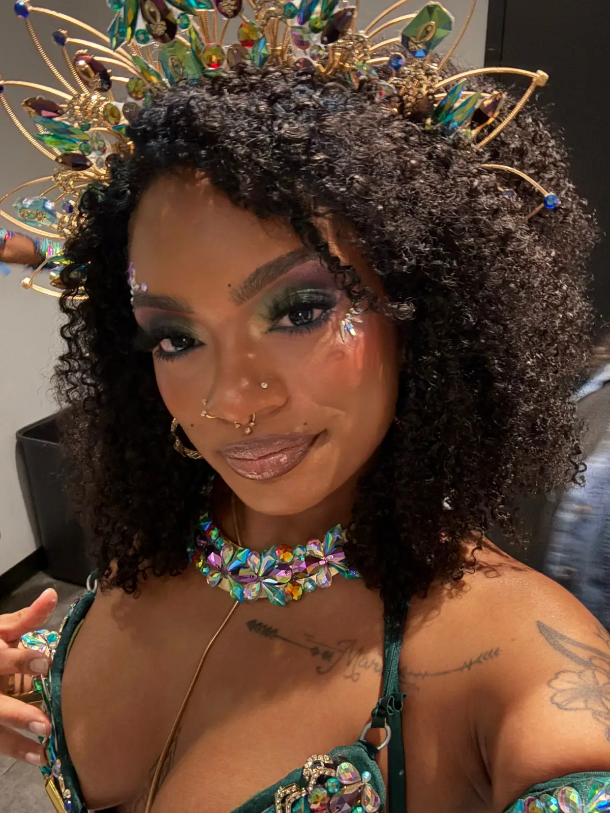 Can we just appreciate how amazing I did my makeup 🤭 #carnivalmakeup #carnivalmakeuplook #2016makeup #fullglammakeup 