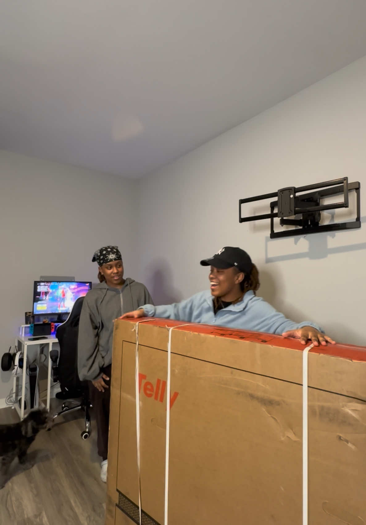 I got Ona a new Tv from @Telly it’s so 🔥🔥 #foryou #twins 