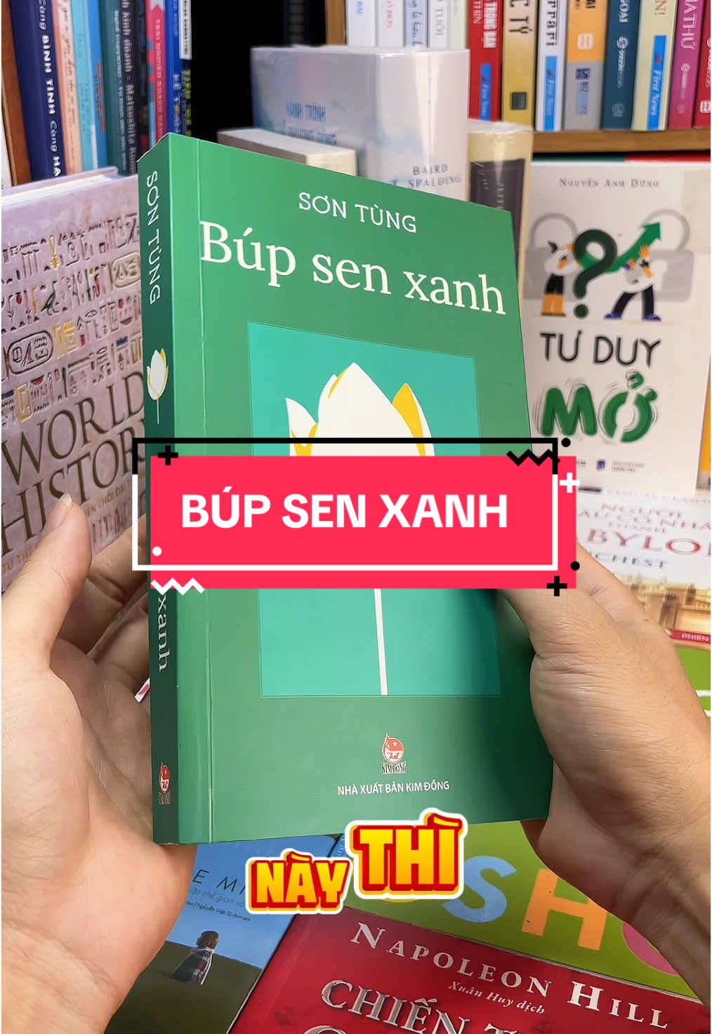 “Búp Sen Xanh” – Hành trình tuổi thơ kỳ diệu của Chủ tịch Hồ Chí Minh! Không đơn thuần là một cuốn tiểu thuyết lịch sử, Búp Sen Xanh của nhà văn Sơn Tùng là bức tranh đầy xúc động về tuổi thơ, gia đình, và những ngày đầu hình thành lý tưởng yêu nước của Bác Hồ kính yêu. Từng trang sách thấm đẫm sự giản dị, kiên cường và nghị lực phi thường của một con người vĩ đại, từ một cậu bé xứ Nghệ cho đến người làm rạng danh dân tộc Việt Nam. Nếu bạn muốn hiểu sâu hơn về những năm tháng hình thành nên một vị lãnh tụ vĩ đại, Búp Sen Xanh chính là cuốn sách không thể thiếu trong tủ sách của bạn. Hãy sở hữu ngay “Búp Sen Xanh” – để cảm nhận trọn vẹn một trái tim Việt Nam vĩ đại ngay từ những năm tháng đầu đời!#tiemsachbinhyen #BookTok #sachhay #sách #reading #bupsenxanh #bacho #sachvebacho 
