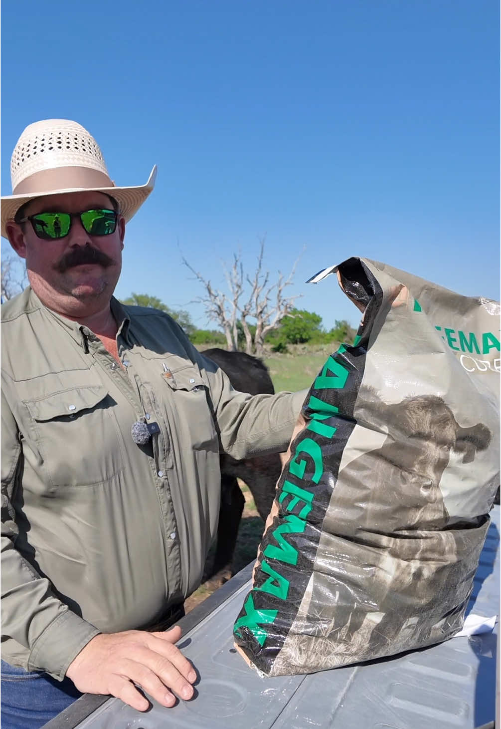 How to quickly open a feed sack #FeedSack #Ranch #Ranching #Cows #KeepRanchin 
