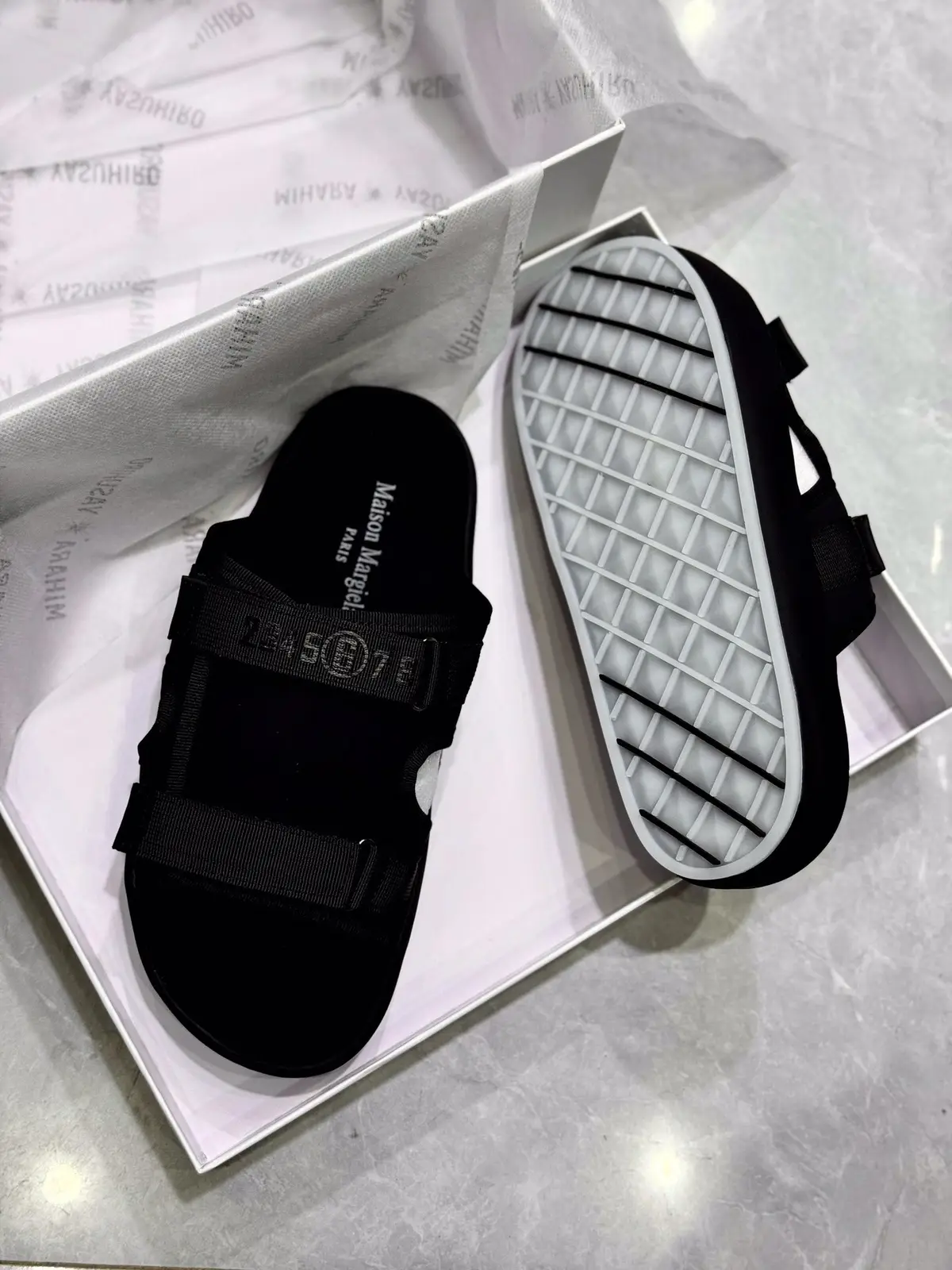 Sandales Maison Margiela Paris authentique disponible 40-45✅🛍Qualité authentique livraison partout dans le monde wathsapp 768146388