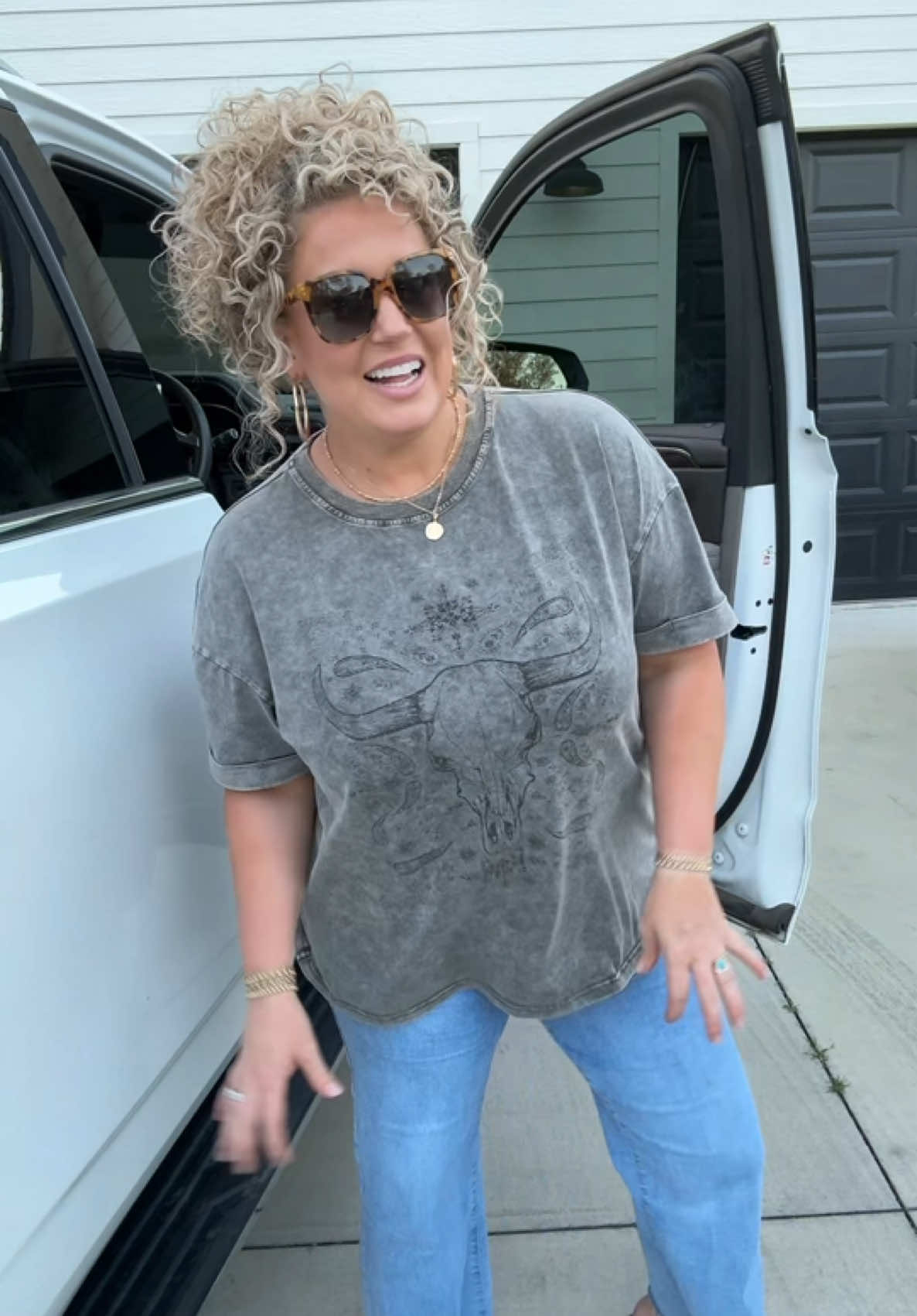 I love a good T-Shirt! The fit and the wash of this one is sooo good!! #tshirt #oversizedtshirt #westernwear #westernstyle #tshirtforwomen #comfyoutfits #dearlover @dearlover_shop.us 