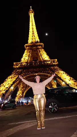 La luna llena sobre París. Experiencia mágica y sublime. #maracuchaenparís #lunallenasobreparis #paris2025 #torreeiffel #eiffeltower #8deabril #foryuo #paratii #viral #luxurylife #bellaalos60 #modeloalos60 #happybirthdaytome #jewelry 